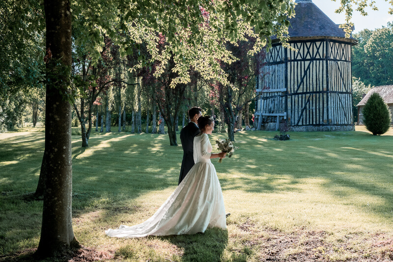 Les mariés dans le parc du château de Villers-en-Ouche, devant un pigeonnier