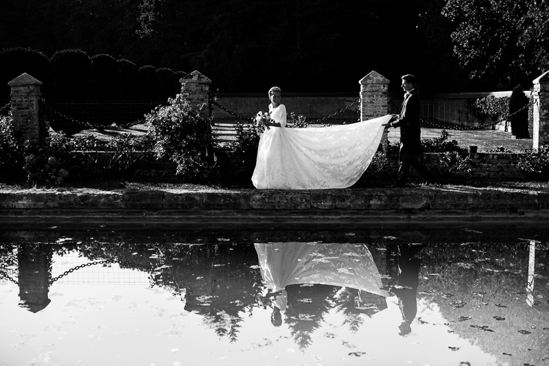 L'homme tient la robe de mariée de sa femme dans une photo en noir et blanc