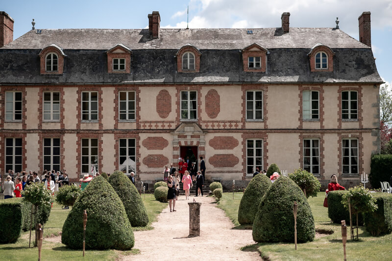 La façade du château de Villers-en-Ouche avec des convives lors d'un mariage