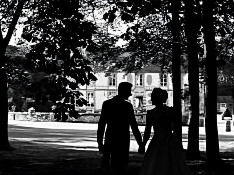 Image noir et blanc d'un couple devant le château de Villers-en-Ouche