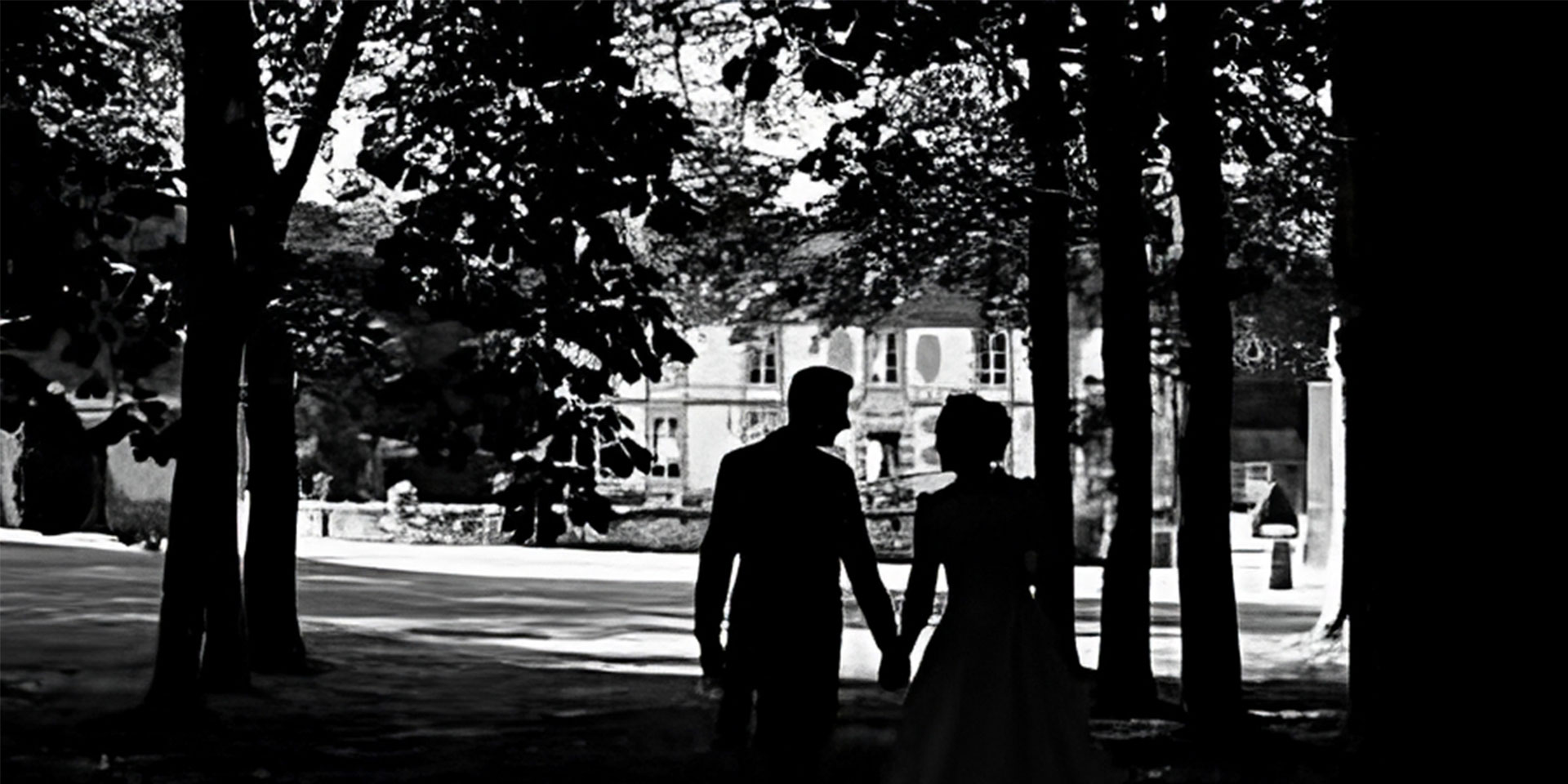 Image noir et blanc d'un couple devant le château de Villers-en-Ouche