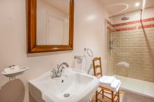 Salle d'eau avec douche de la chambre deluxe Pêche