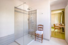 Salle d'eau avec douche de la chambre classique Cactus