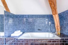 Salle d'eau avec baignoire de la Junior suite Mirage