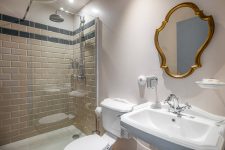 Salle d'eau avec douche de la Chambre single Ponceau