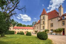 Façades sud-ouest et sud du château de Collanges - location de château près de Charolles pour regroupement familial