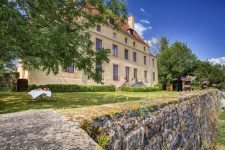 Façade nord-est du château de Collanges - location de château pour organiser une cousinade en Bourgogne
