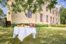 Petit-déjeuner sur la terrasse au château de Collanges - séjour dans un château privé à louer en Saône-et-Loire