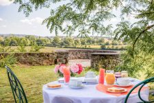 Petit-déjeuner sur la terrasse au château de Collanges - grande maison de famille à louer dans le Charolais