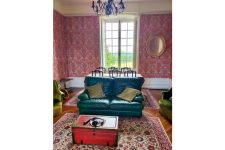 Petit salon du château de Collanges - château à louer proche Lyon pour retrouvailles entre amis ou en famille