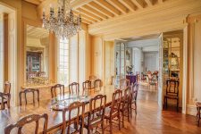 Salle à manger du château de Collanges - location de château pour organiser une cousinade en Bourgogne