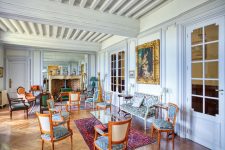 Grand salon du château de Collanges - louer un château en Bourgogne du Sud pour des vacances en tribu