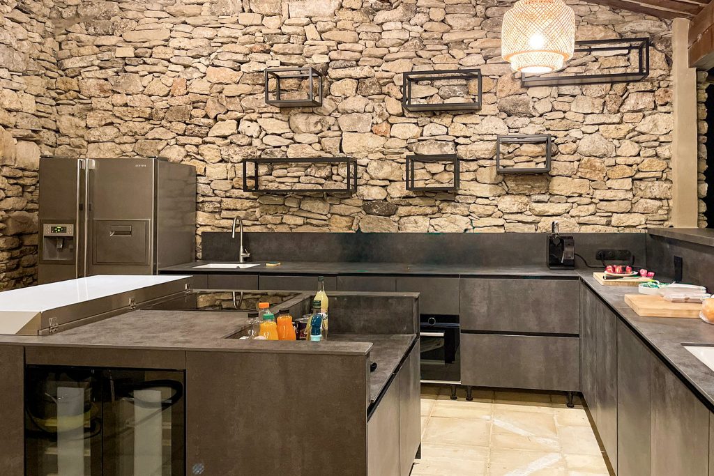 Château Les Boissières à louer, 12 chambres, hébergement 26 personnes
