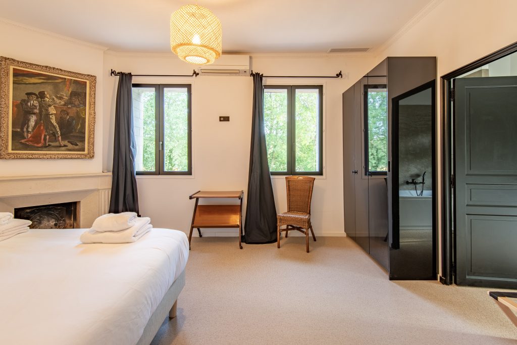 Château Les Boissières à louer, 12 chambres, hébergement 26 personnes