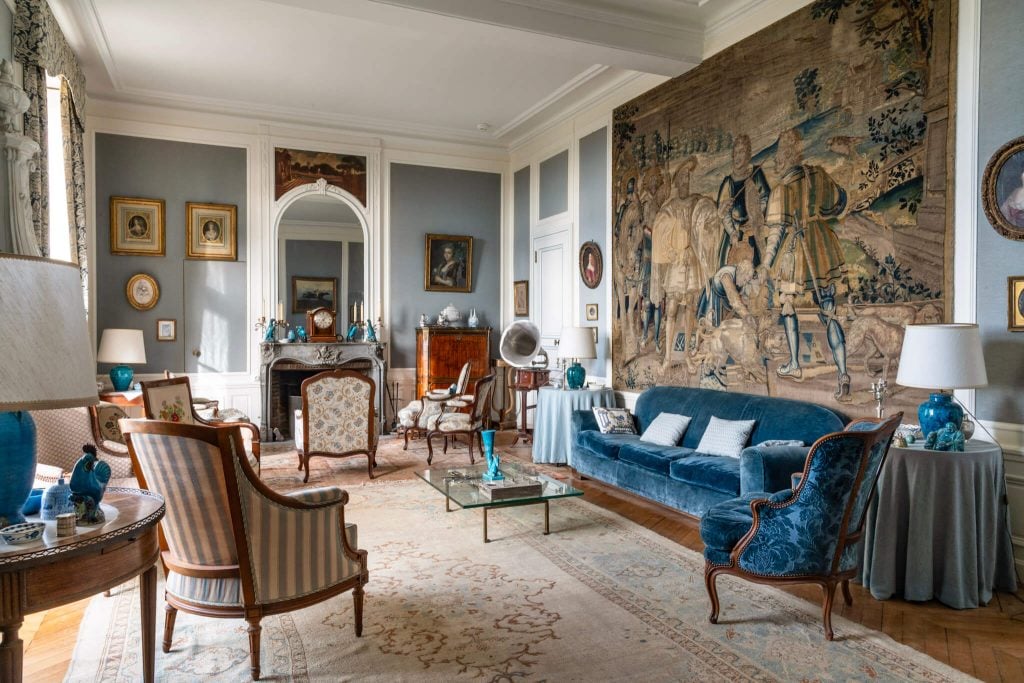 Vézelay Castle for rent, less than 3 hours from Paris; accommodates up to 150 guests
