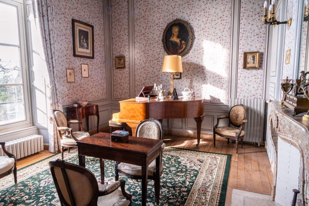 Vézelay Castle for rent, less than 3 hours from Paris; accommodates up to 150 guests