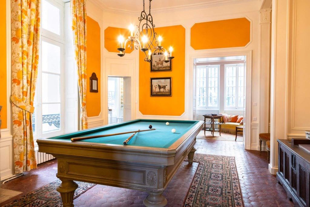Vézelay Castle for rent, less than 3 hours from Paris; accommodates up to 150 guests