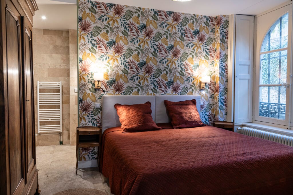 Room with a shower, sink, and toilet that meet accessibility standards for people with disabilities. Accessible by elevator.